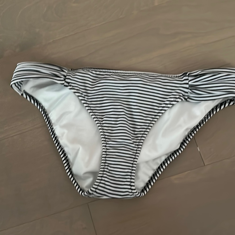 BNWT Victoria’s Secret striped bikini bottom size S